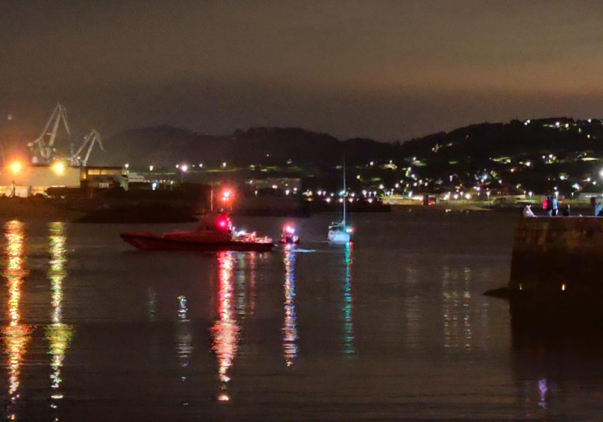 Una lancha de Salvamento Marítimo remolca el barco.
