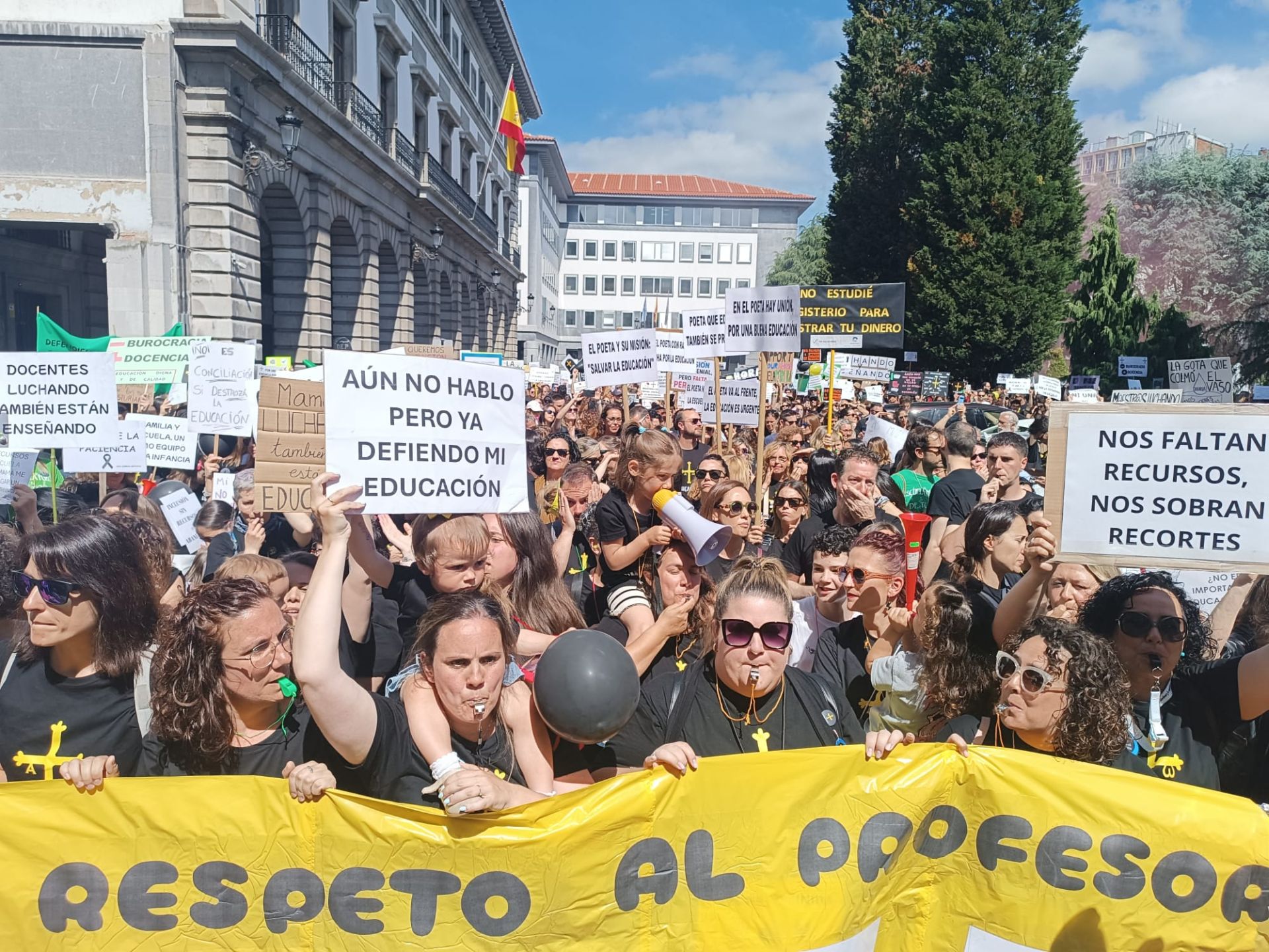 Masiva concentración de los docentes en Oviedo