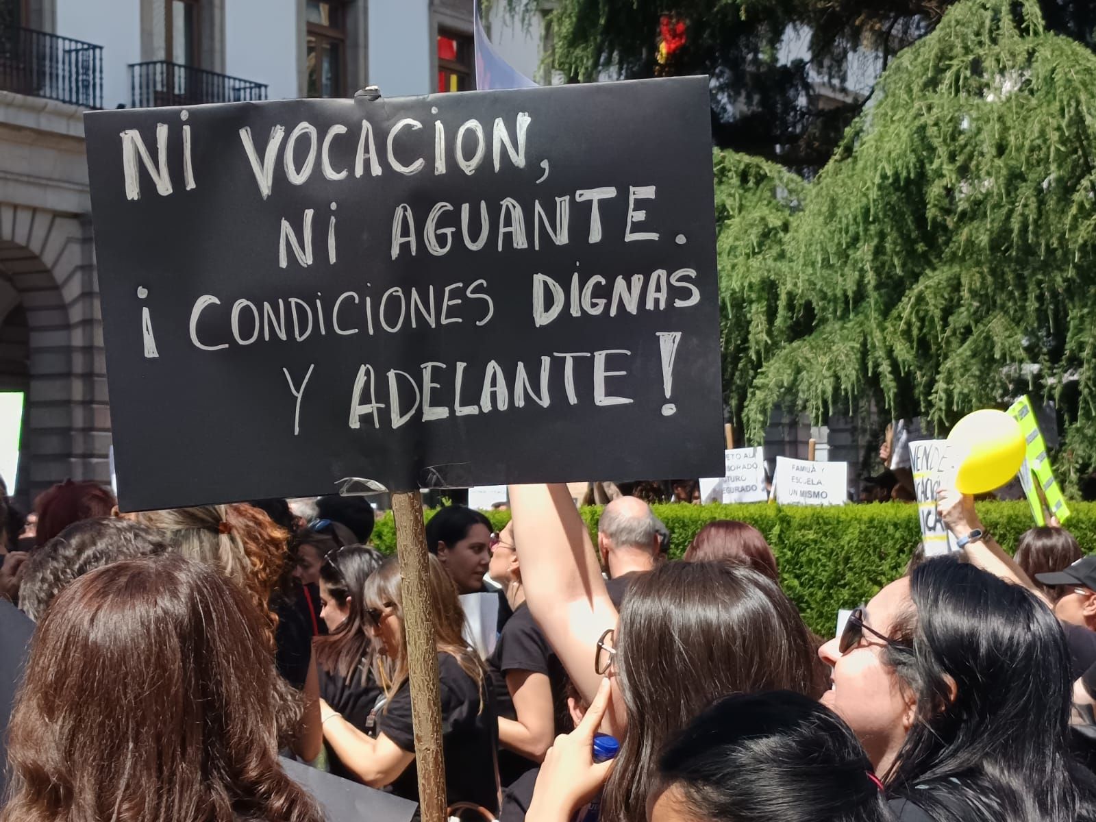 Masiva concentración de los docentes en Oviedo