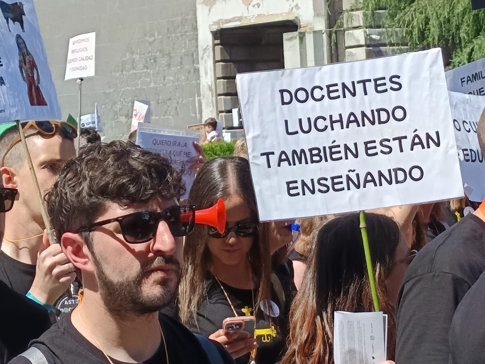 Masiva concentración de los docentes en Oviedo