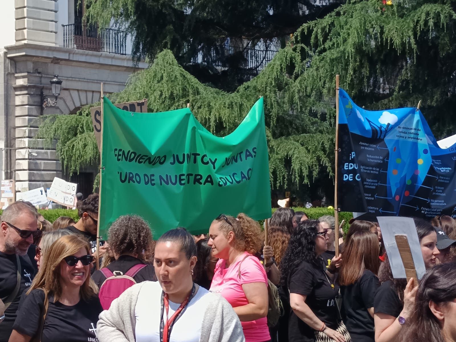 Masiva concentración de los docentes en Oviedo