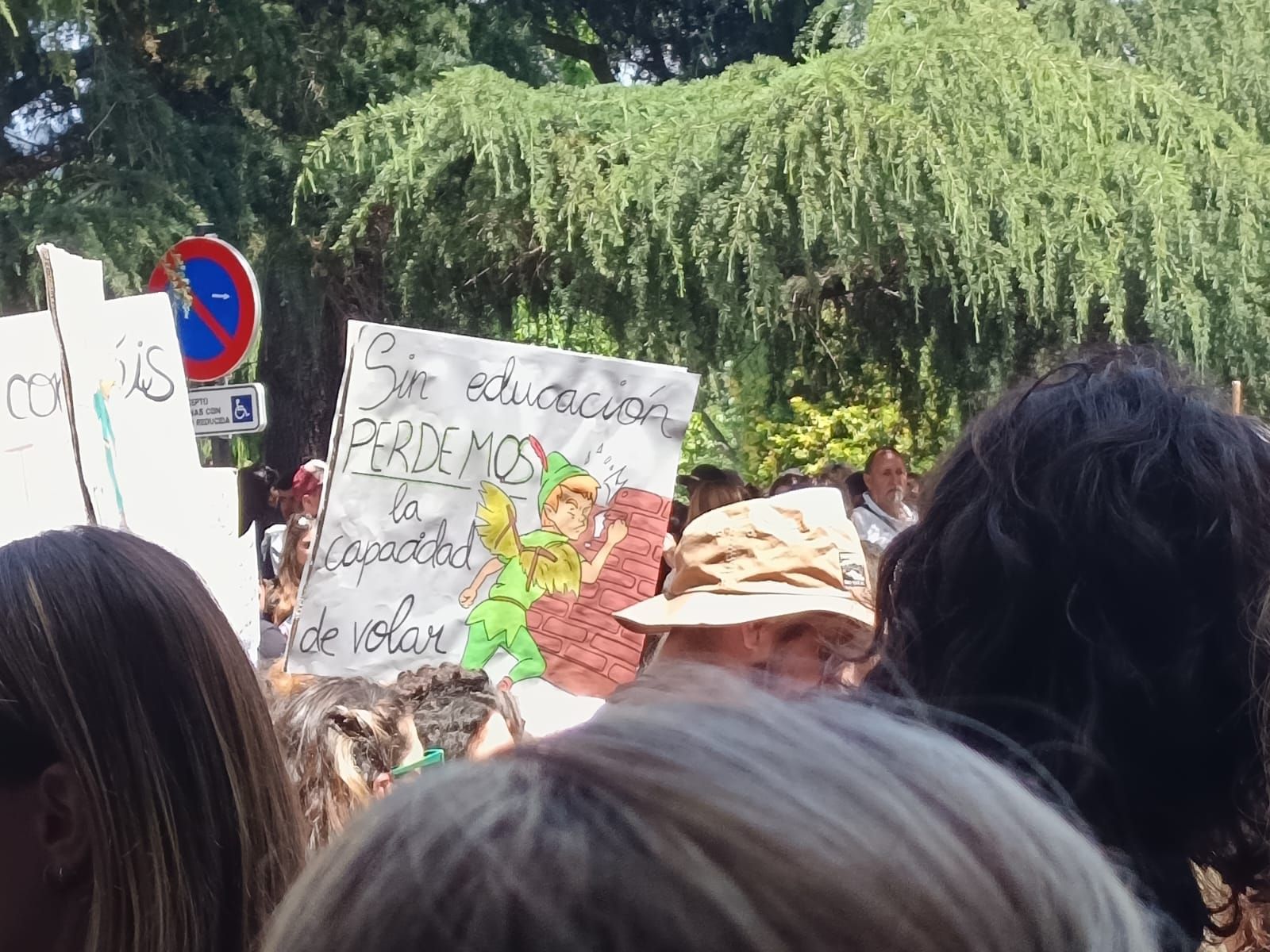 Masiva concentración de los docentes en Oviedo