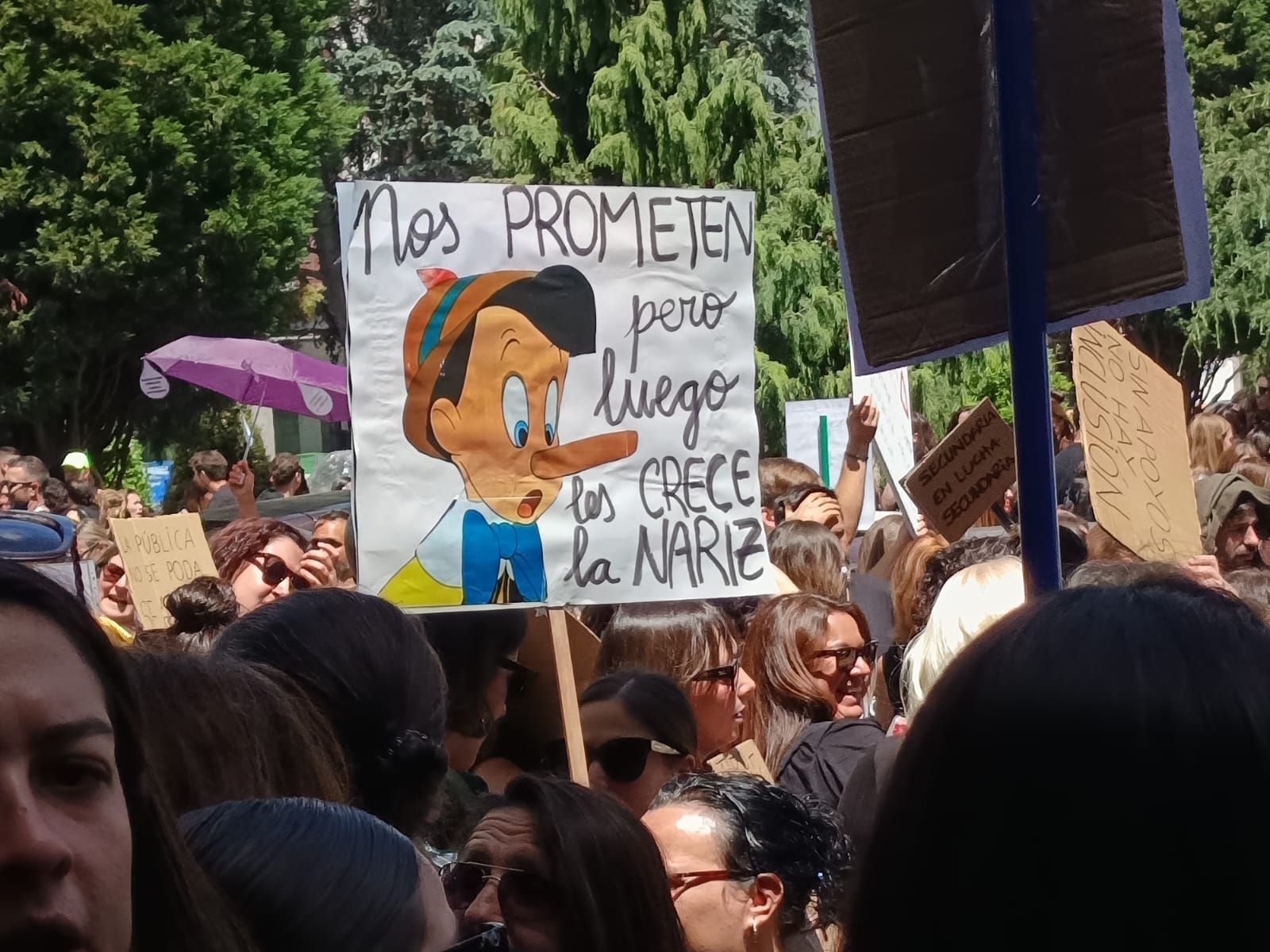 Masiva concentración de los docentes en Oviedo