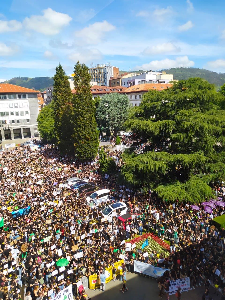 Masiva concentración de los docentes en Oviedo