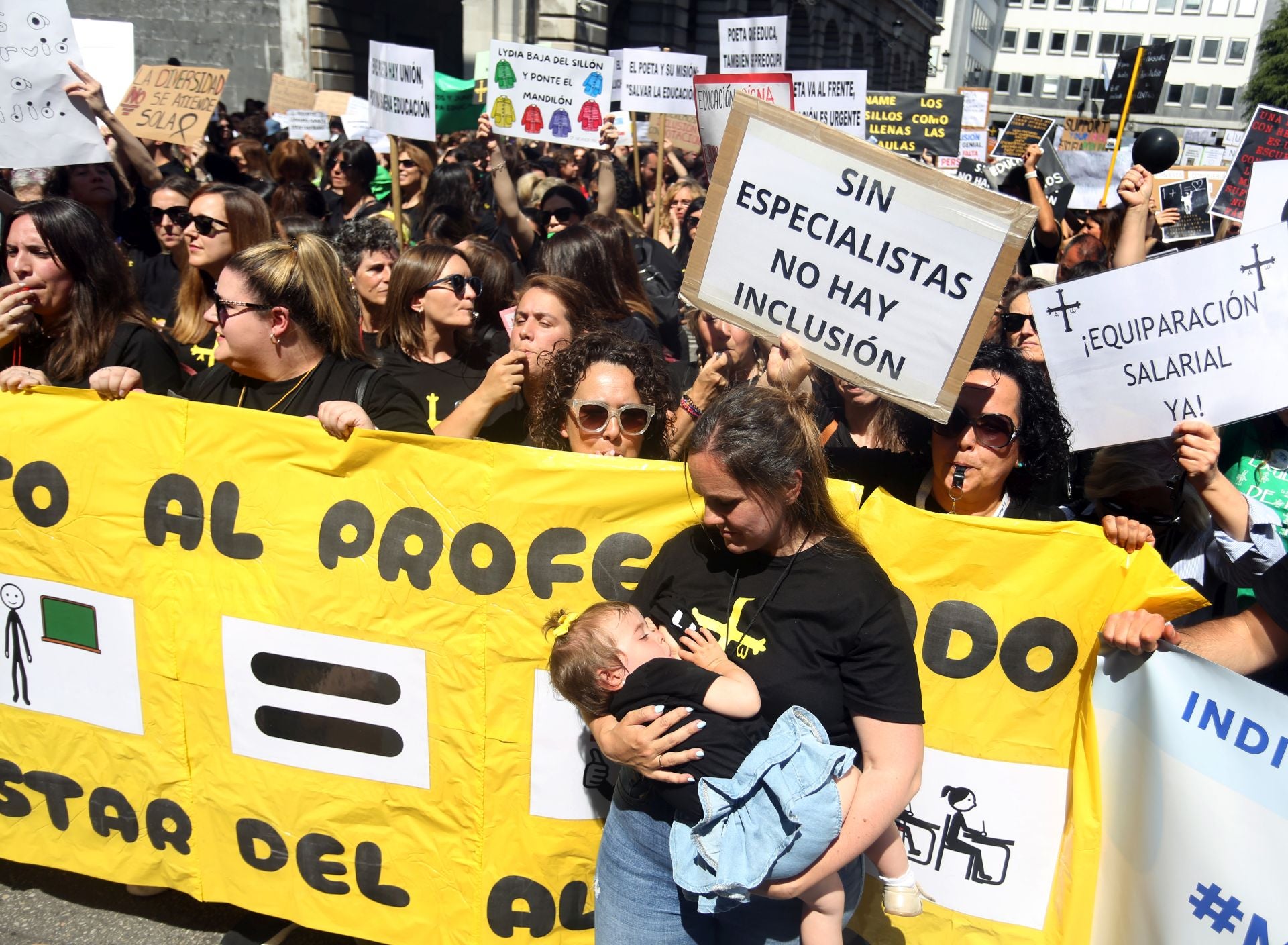 Masiva concentración de los docentes en Oviedo