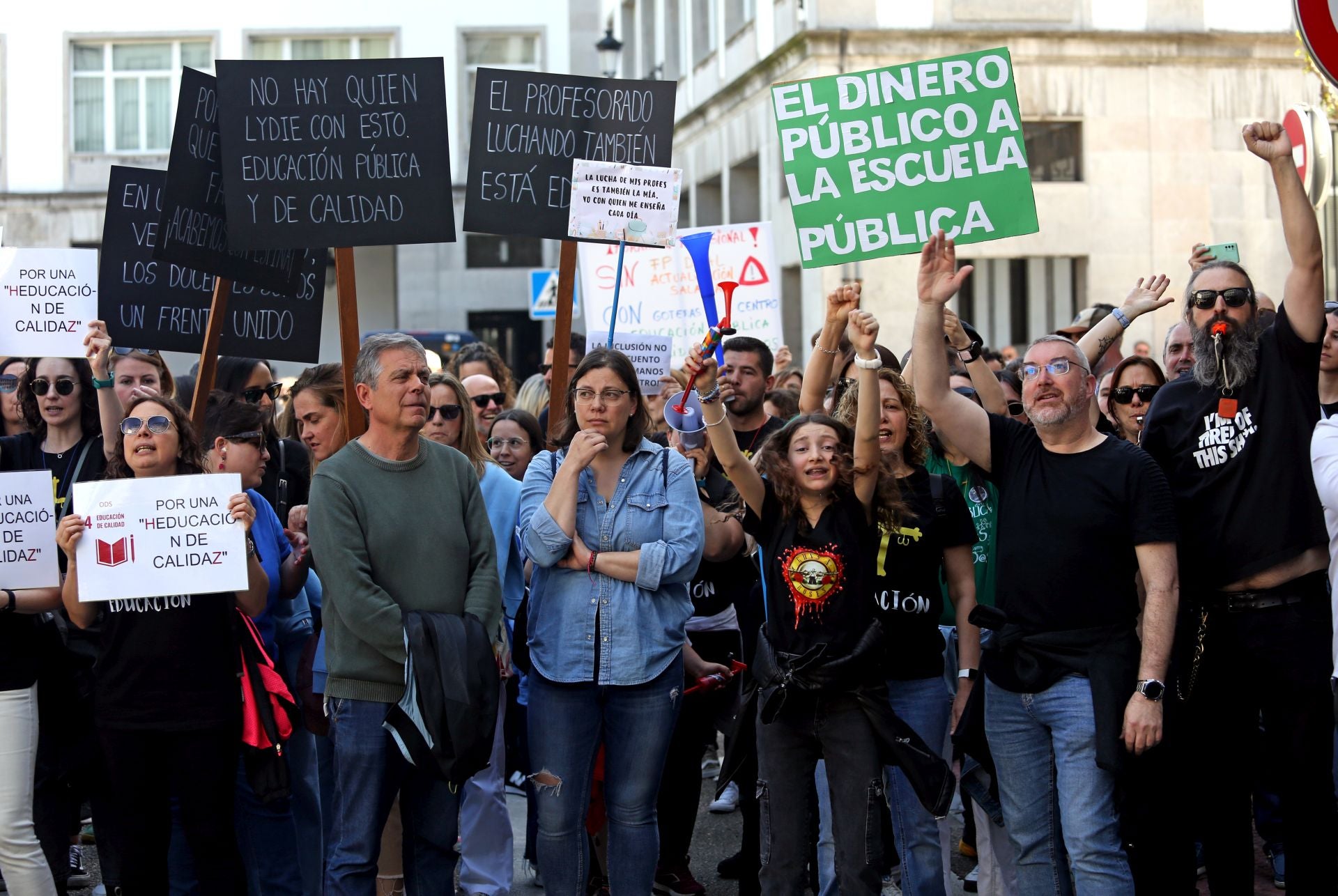 Masiva concentración de los docentes en Oviedo