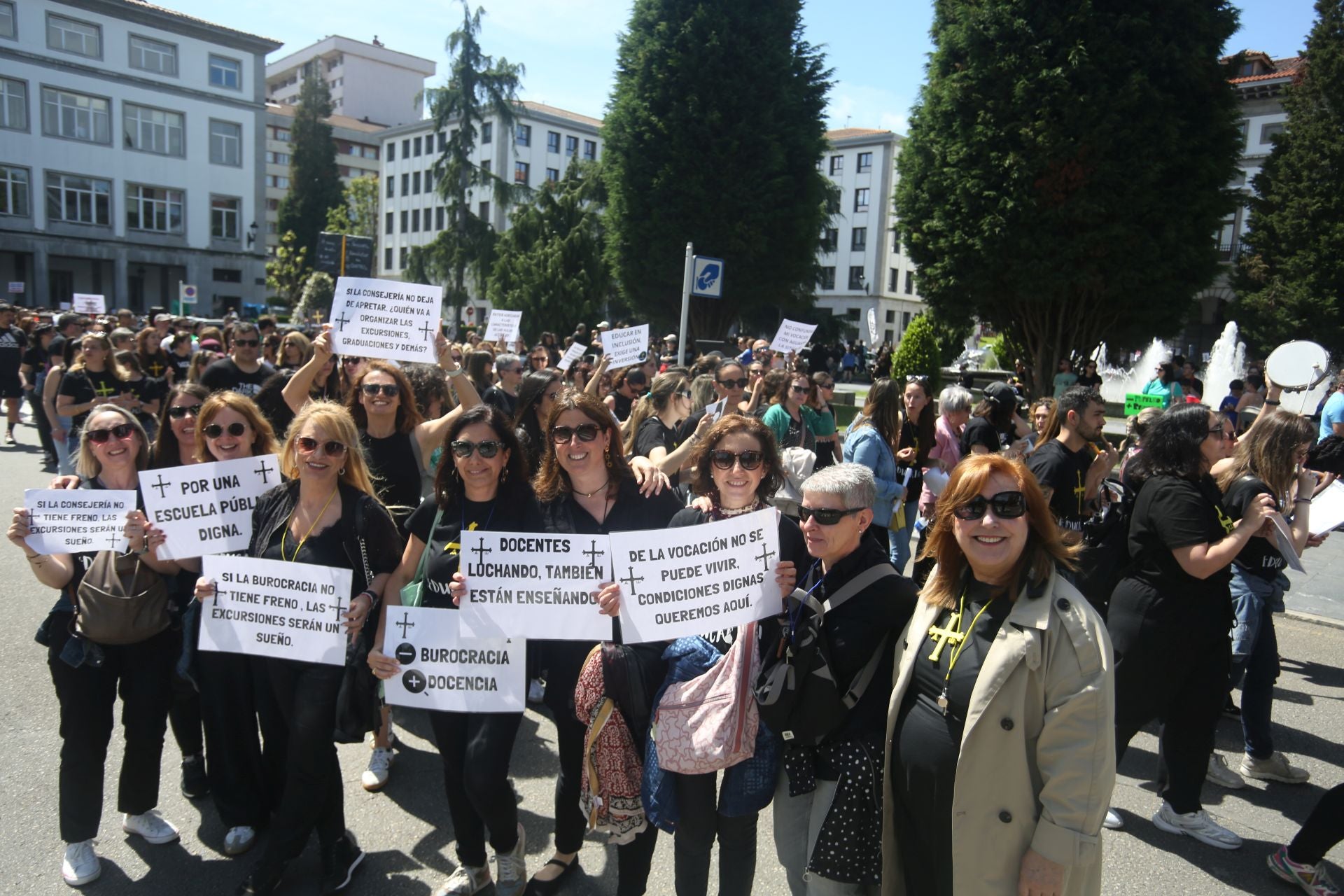 Masiva concentración de los docentes en Oviedo