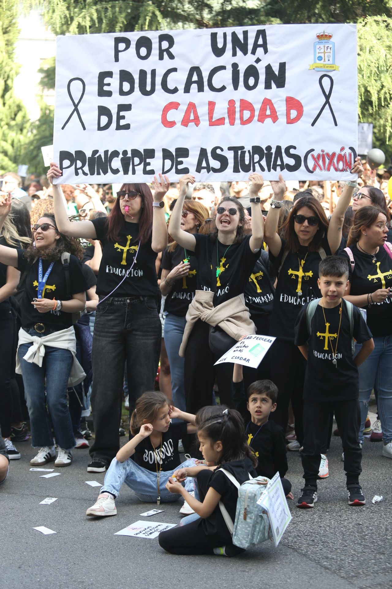 Masiva concentración de los docentes en Oviedo