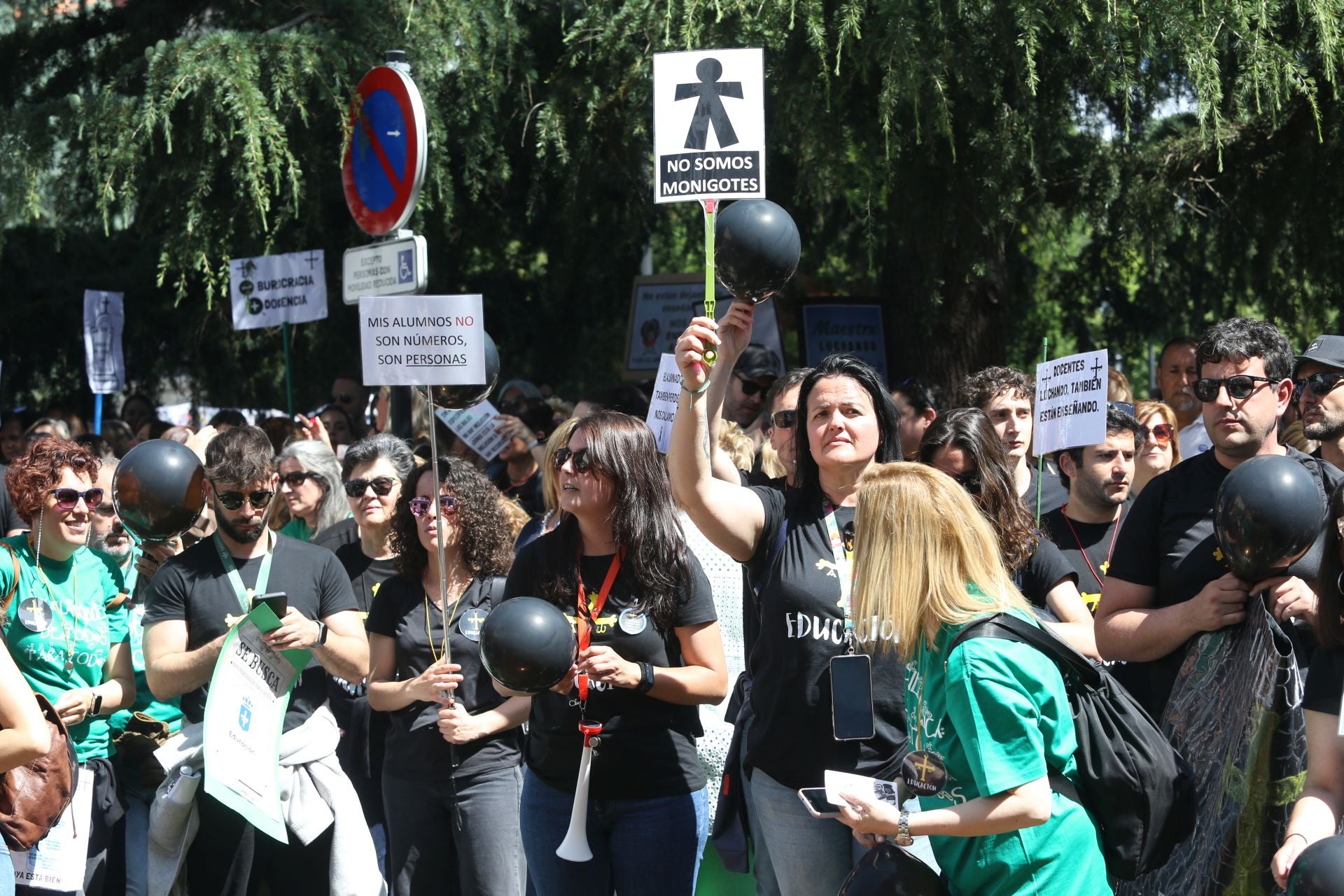 Masiva concentración de los docentes en Oviedo