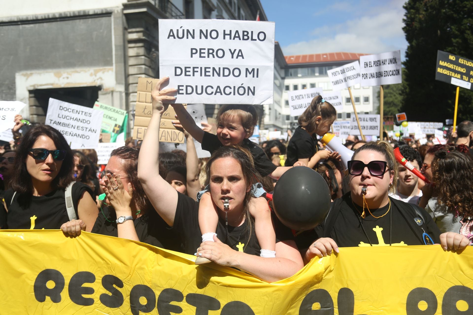Masiva concentración de los docentes en Oviedo