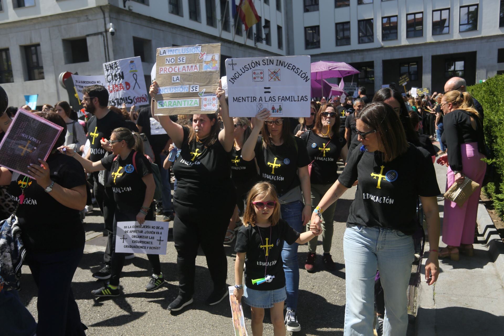 Masiva concentración de los docentes en Oviedo