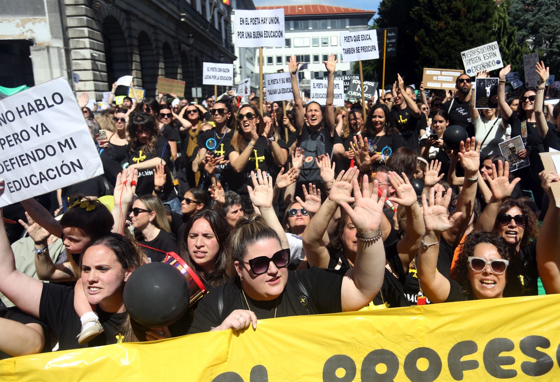 Masiva concentración de los docentes en Oviedo