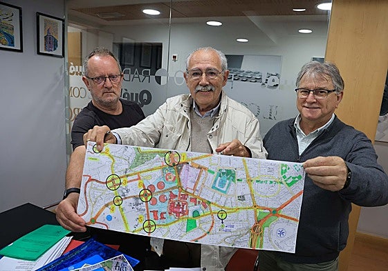 Jorge Valdés, Ramón del Fresno y Máximo Enrique Gutiérrez muestran el plano con sus propuestas de glorietas.