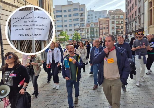 Piquete informativo en Gijón al que han llamado 'Lydia Crucis'; arriba, a la izquierda, cartel en el colegio Jovellanos.