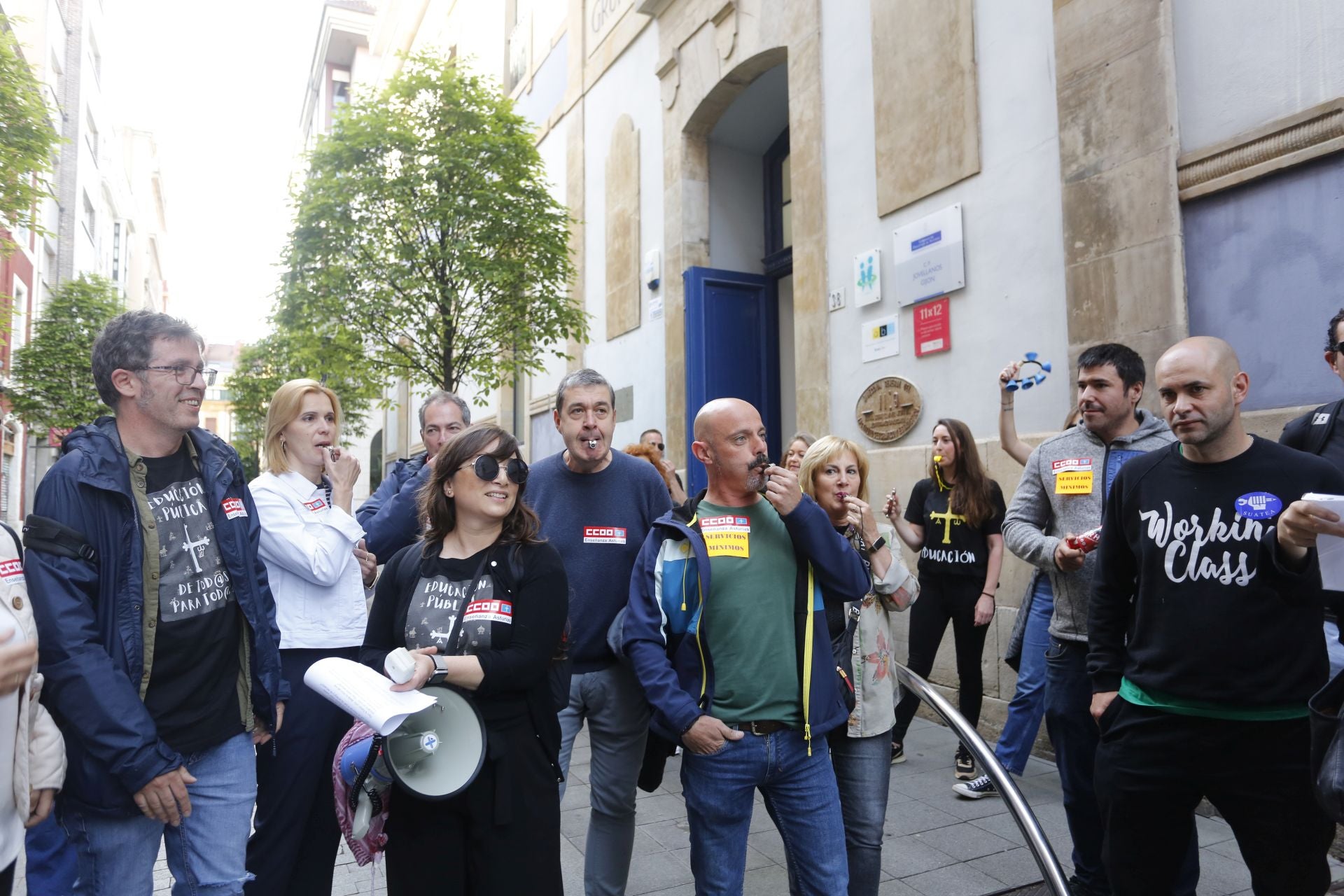 «Menos burocracia, más docencia»: así se vivió la protesta educativa en Gijón