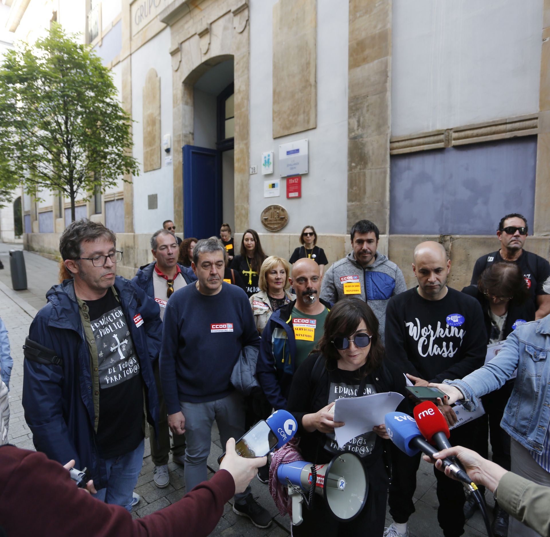 «Menos burocracia, más docencia»: así se vivió la protesta educativa en Gijón