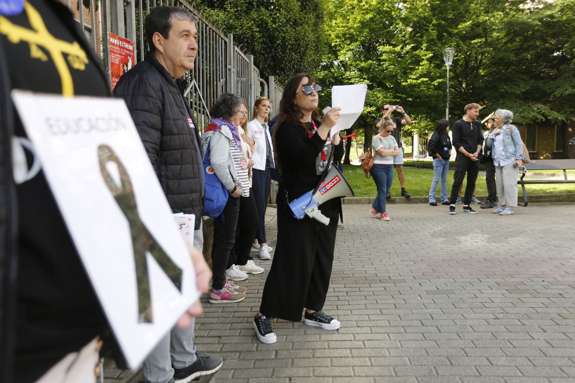 «Menos burocracia, más docencia»: así se vivió la protesta educativa en Gijón