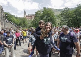Javi, sobre la espalda de su madre, Ana Piera, el pasado domingo, en Covadonga.