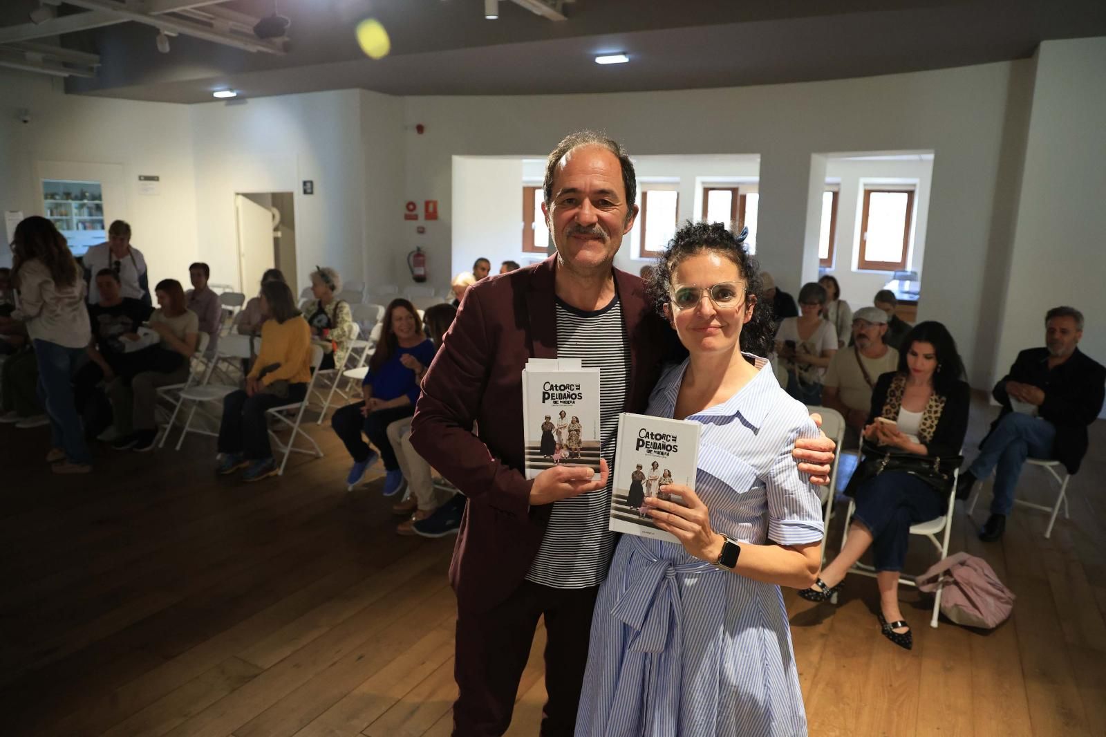 El actor y presentador Alberto Rodríguez junto a la escritora Leticia González posancon el libro 'Catorce peldaños de madera'