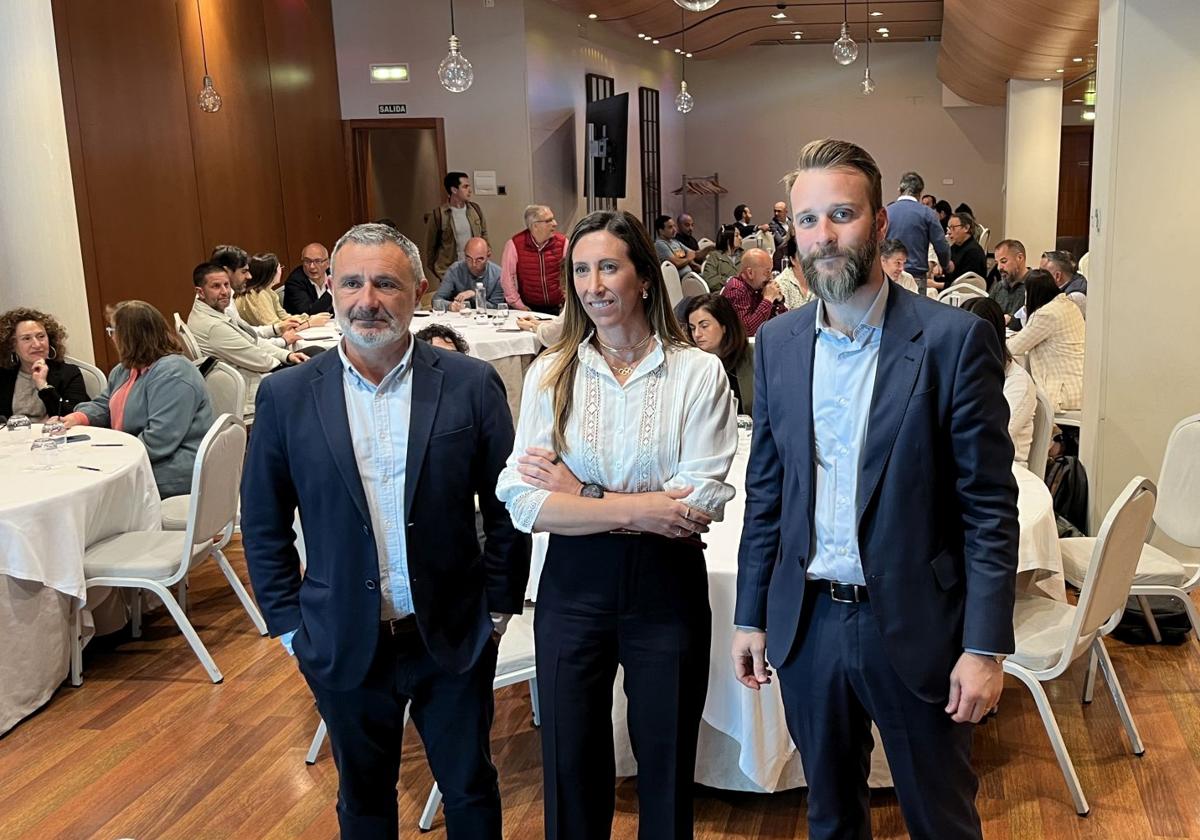 El gerente de Gijón Impulsa, Luis Díaz; la vicealcaldesa de Gijón, Ángela Pumariega, y el director de Visita Gijón, Daniel Martínez, este martes, en el Hotel Abba.