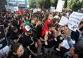 Masiva concentración de los docentes en Oviedo