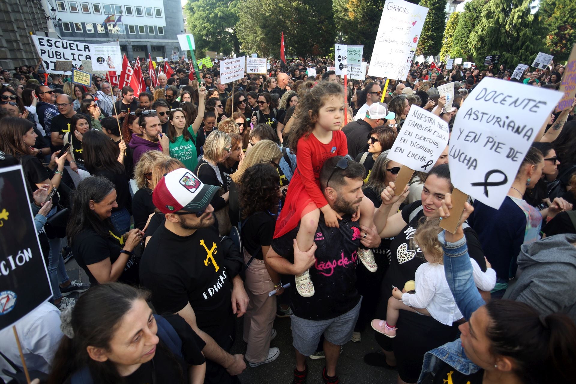 Masiva concentración de los docentes en Oviedo
