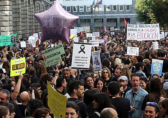 Manifestantes en la protesta en Oviedo convocada en defensa de la educación pública.