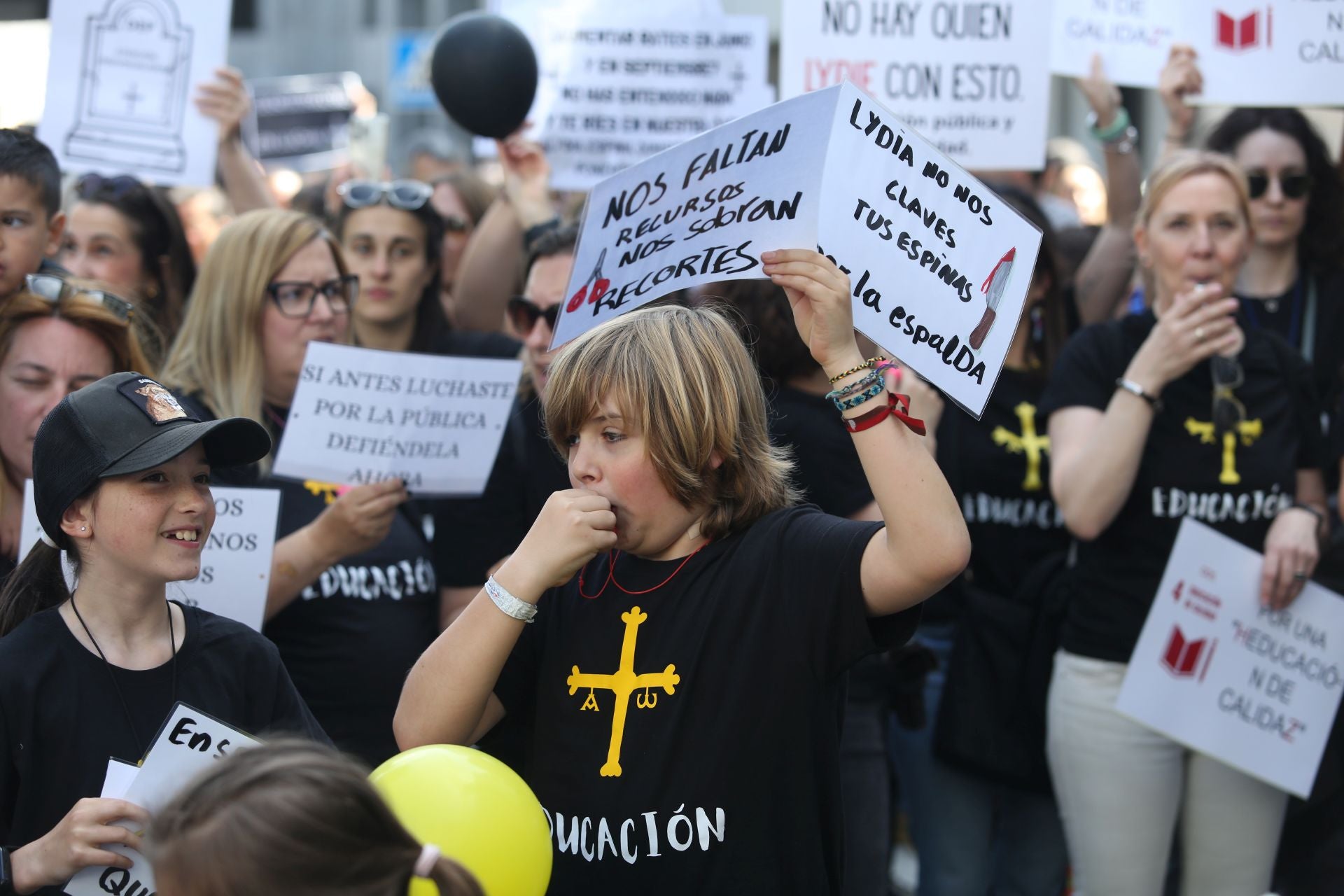 Masiva concentración de los docentes en Oviedo