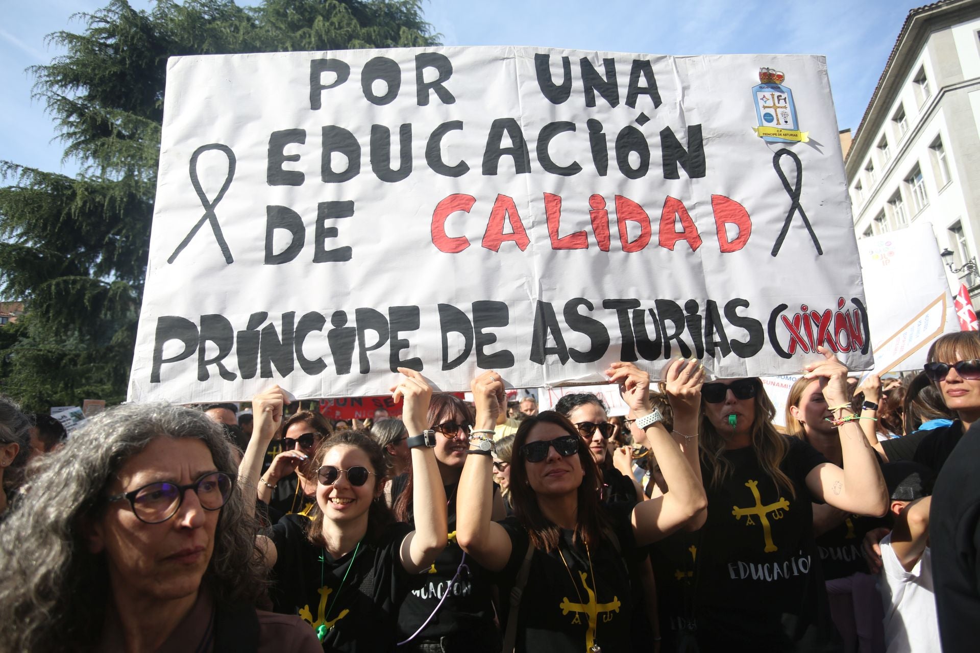 Masiva concentración de los docentes en Oviedo