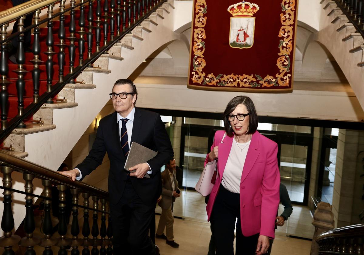 Llegada de Nieves Roqueñí, presidenta de la Autoridad Portuaria de Gijón, a la reunión con el Ayuntamiento.