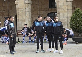 Varios jugadores del Real Avilés, la pasada semana antes de hacerse la foto oficial del equipo de frente al Ayuntamiento.