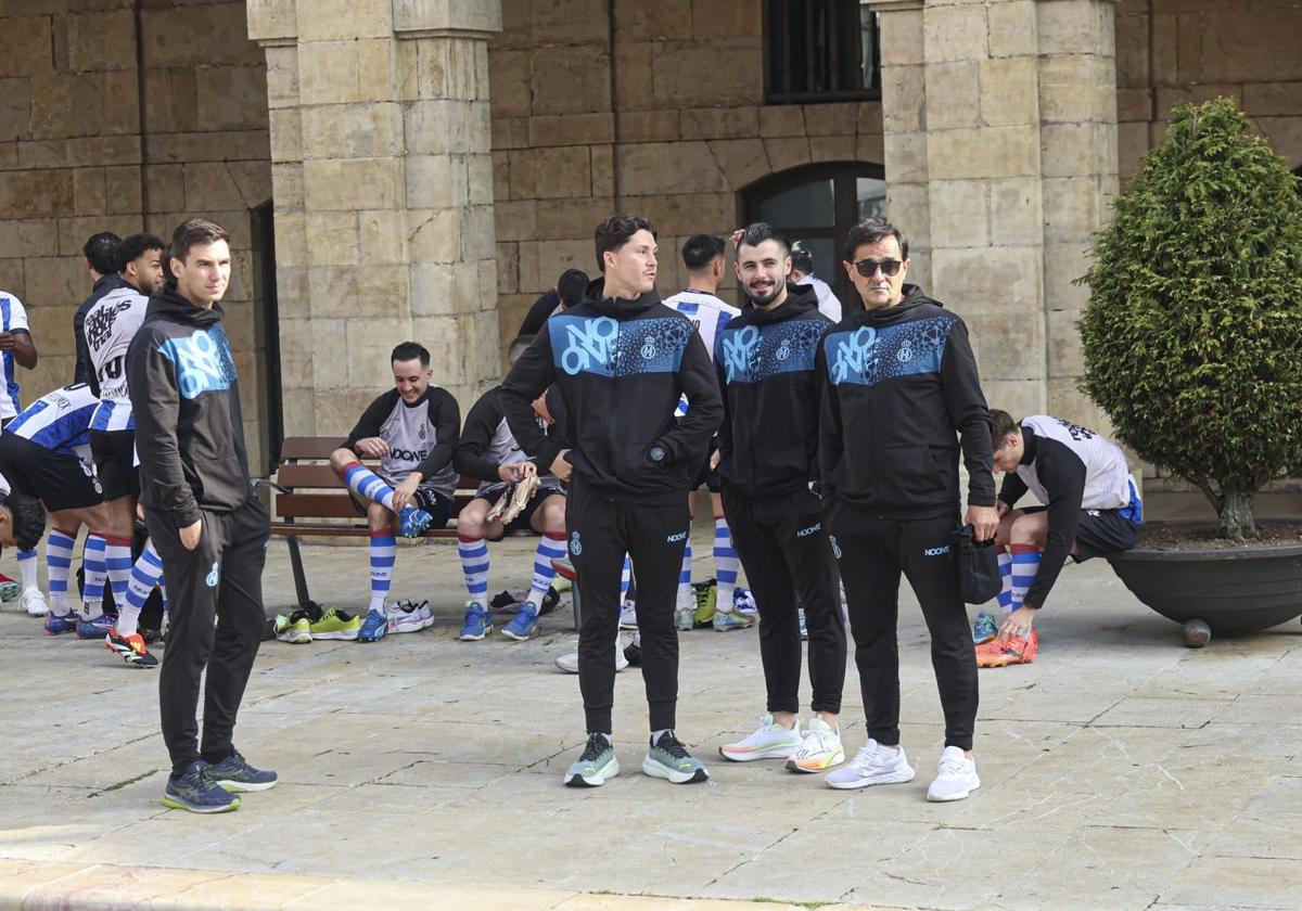 Varios jugadores del Real Avilés, la pasada semana antes de hacerse la foto oficial del equipo de frente al Ayuntamiento.