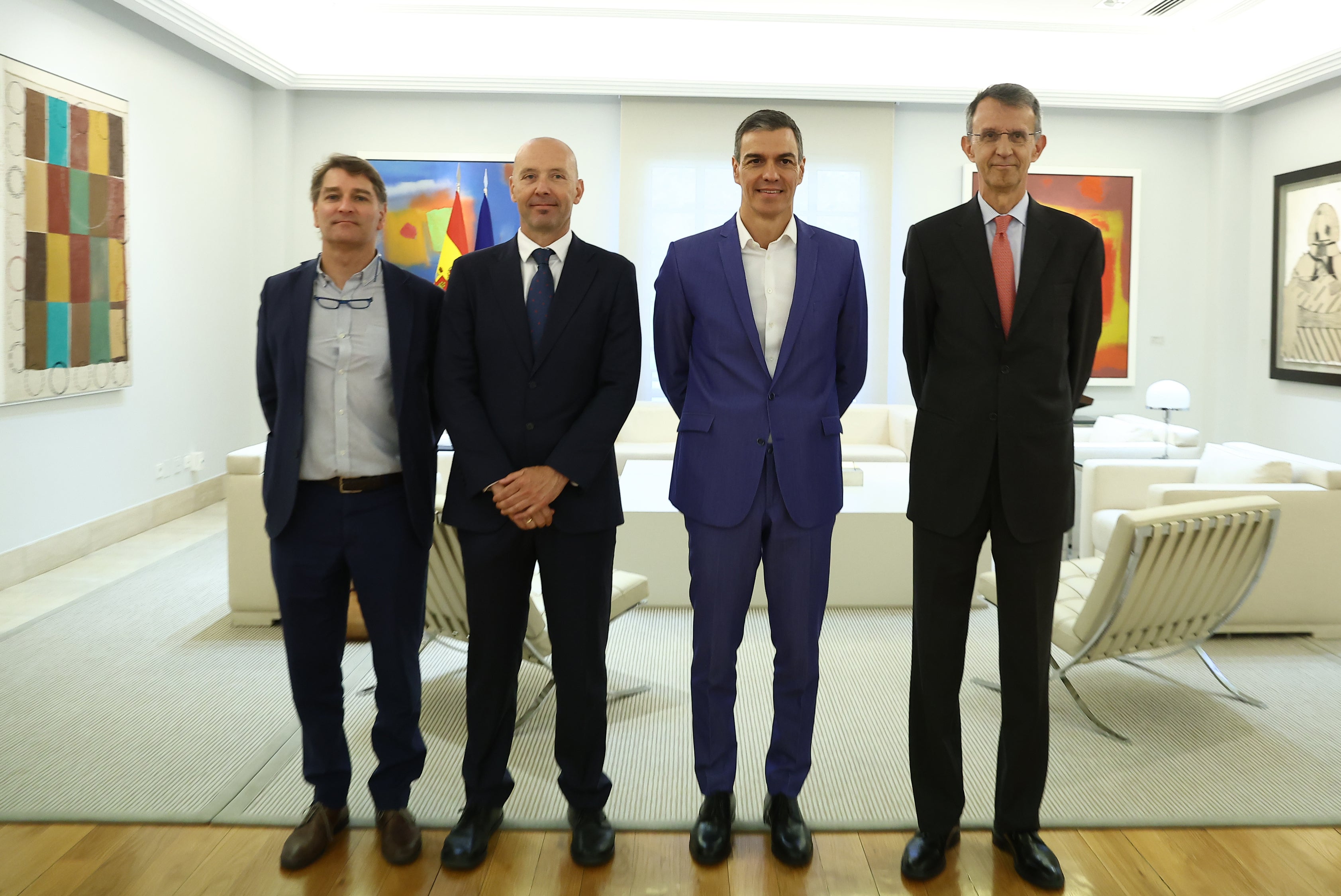 Pedro Sánchez se reúne con los promotores de una planta de componentes fotovoltaicos para Gijón