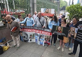 La concentración de las familias de Latores celebrada esta mañana ante la Junta General.