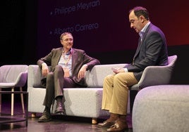 Philippe Meyran conserva con Alberto Carrero sobre la situación de la empresa.