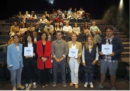 Brezo del Riego (Acuario), Sonia Perelló (Escuela Infantil Montevil), Montse López Moro (concejala de Cultura), Alejandro Beneit (Acuario), Sonia Segarra (Colegio La Corolla), Lucía Martínez (Escuela Infantil Montevil) e Ismael Fernández (Colegio Los Pericones), durante la entrega de diplomas.