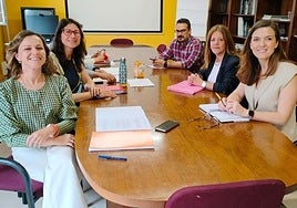 La directora de Derechos Sociales, Paula Álvarez, a la izquierda, y la directora gerente del Sepepa, Begoña López, a la derecha, con parte del equipo de coordinación sociolaboral