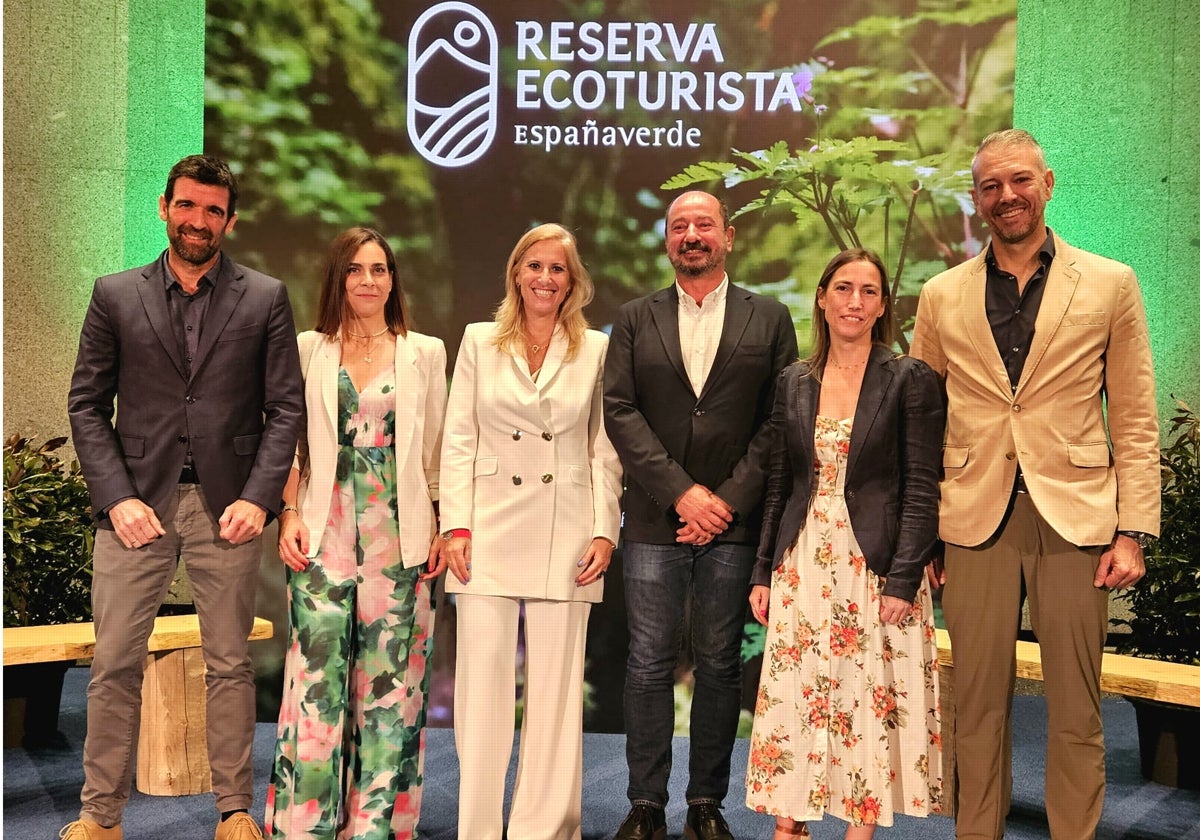 De izquierda a derecha, el viceconsejero de Turismo y Comercio de Euskadi, Jakes Aguirrezabal; la directora general de Turismo y Hostelería de Cantabria, María Saiz Villar; la viceconsejera de Turismo del Principado, Lara Martínez; el director general de la Axencia de Turismo de Galicia, José Manuel Merelles; la directora general de Políticas Turísticas, Ana Muñoz; y el director general de Turespaña, Miguel Sanz.