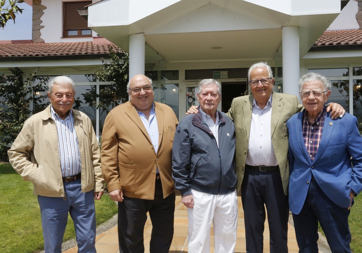 Veteranos del Grupo Covadonga agasajan en Gijón a Lisardo Argüelles