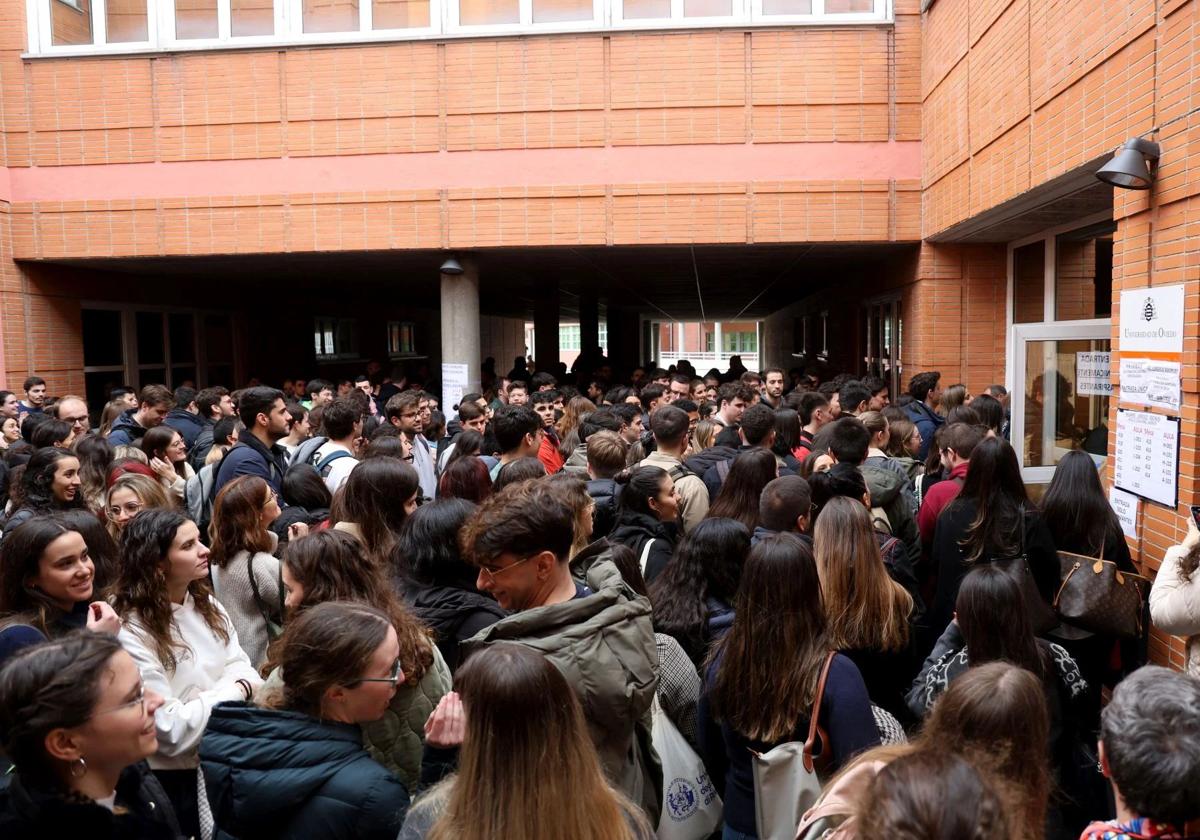Médicos que concurrieron al examen MIR celebrado el pasado enero en el campus de El Cristo.