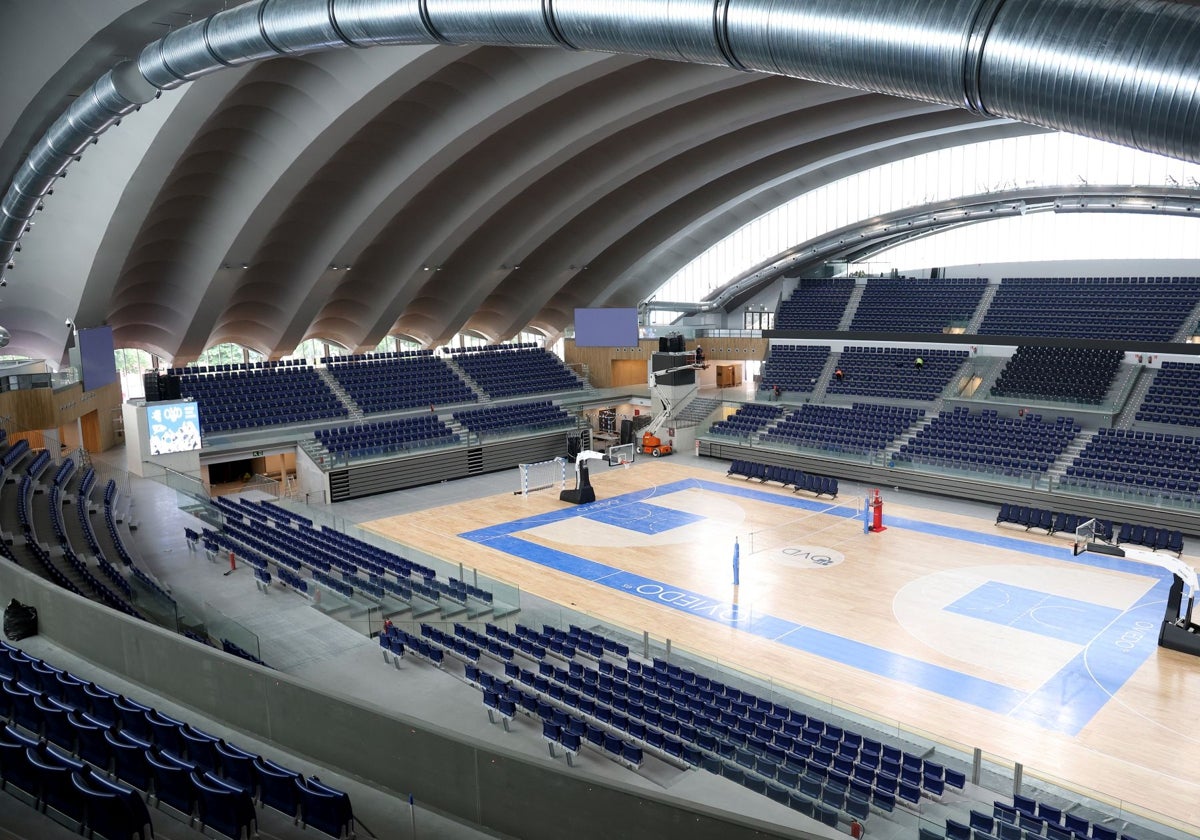 El Palacio de los Deportes ya luce como nuevo con la pista instalada.