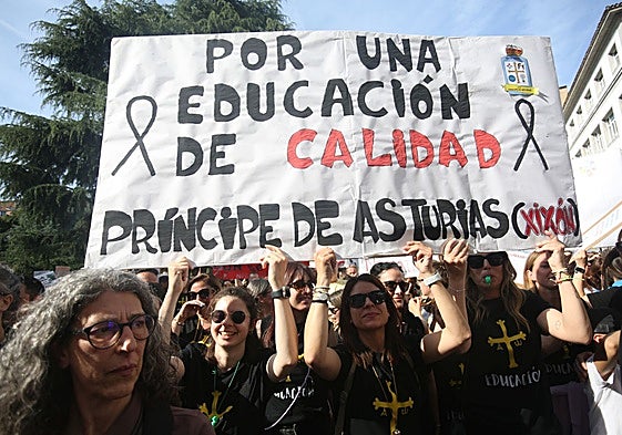 Un grupo de profesoras durante la protesta de ayer en la Plaza de España de Oviedo.