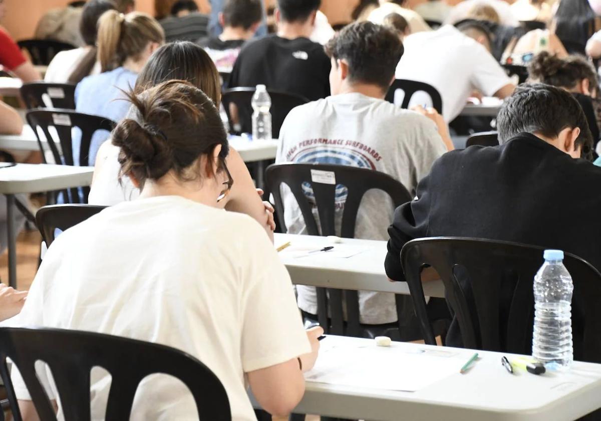Estudiantes asturianos realizan el examen de acceso a la universidad.