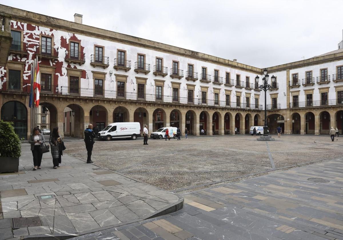 La plaza Mayor luce de blanco durante el repintado.