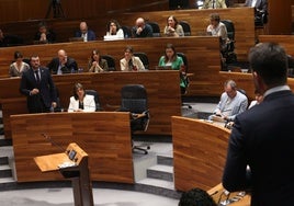 El presidente del Principado, Adrián Barbón, dirigiéndose al del PP de Asturias, Álvaro Queipo.