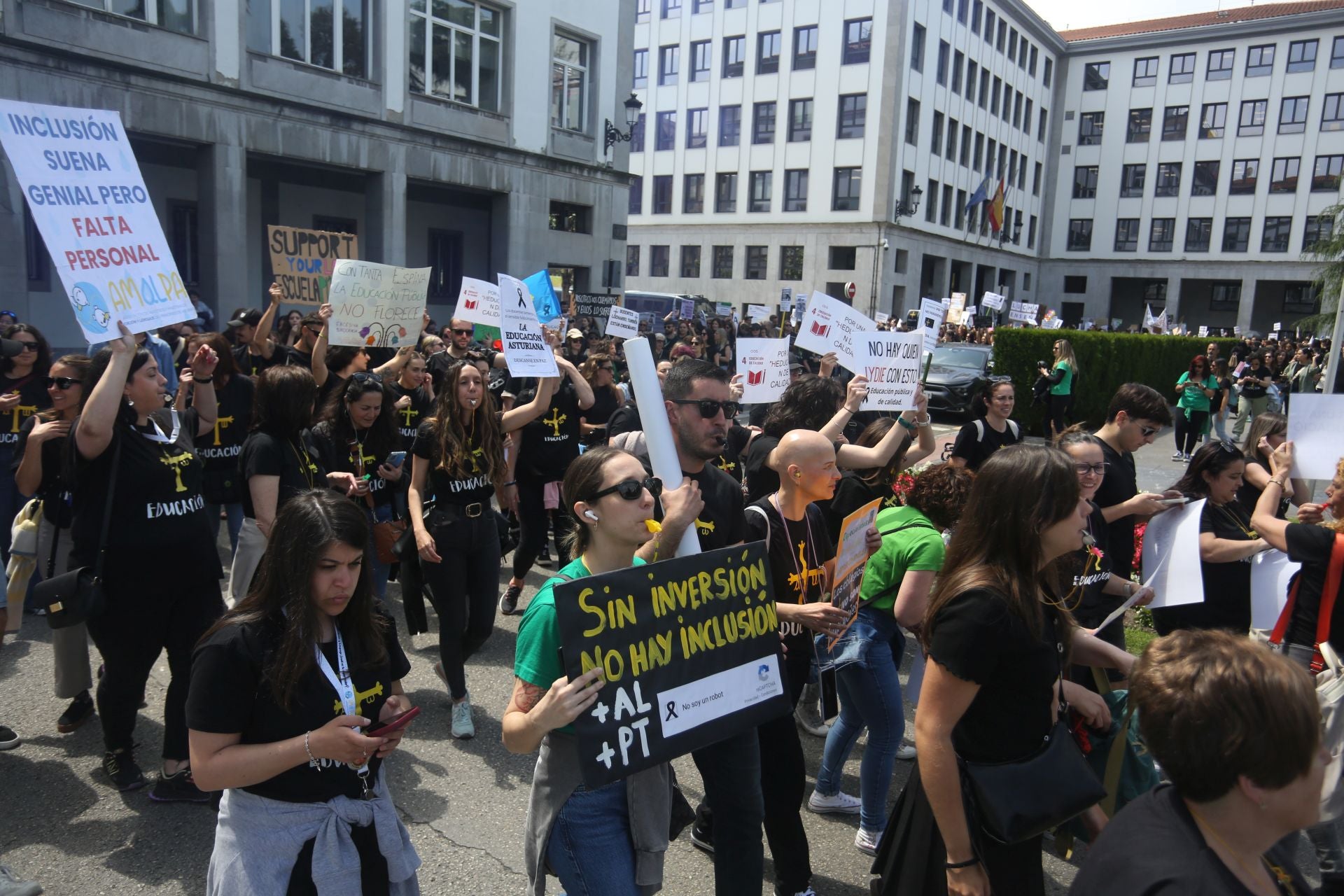 Nueva jornada de reinvindicaciones por la Educación en Asturias: los mensajes de la protesta docente