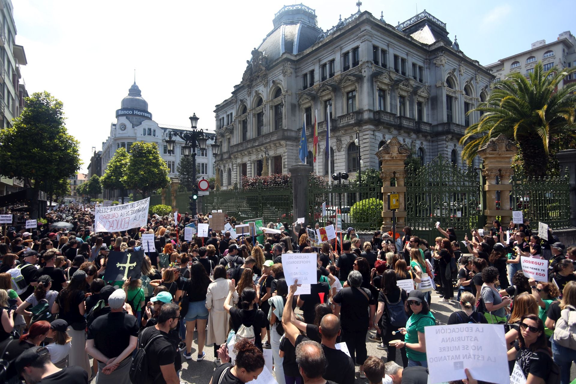 Nueva jornada de reinvindicaciones por la Educación en Asturias: los mensajes de la protesta docente