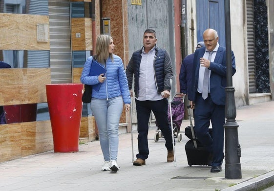 El acusado, con muletas, junto a su mujer y su abogado, el pasado lunes.