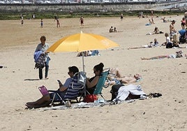 Varios grupos de personas disfrutan de la playa de San Lorenzo, en Gijón, este mes de mayo.