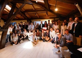 Los asistentes posaron en la foto de familia al terminar el evento.